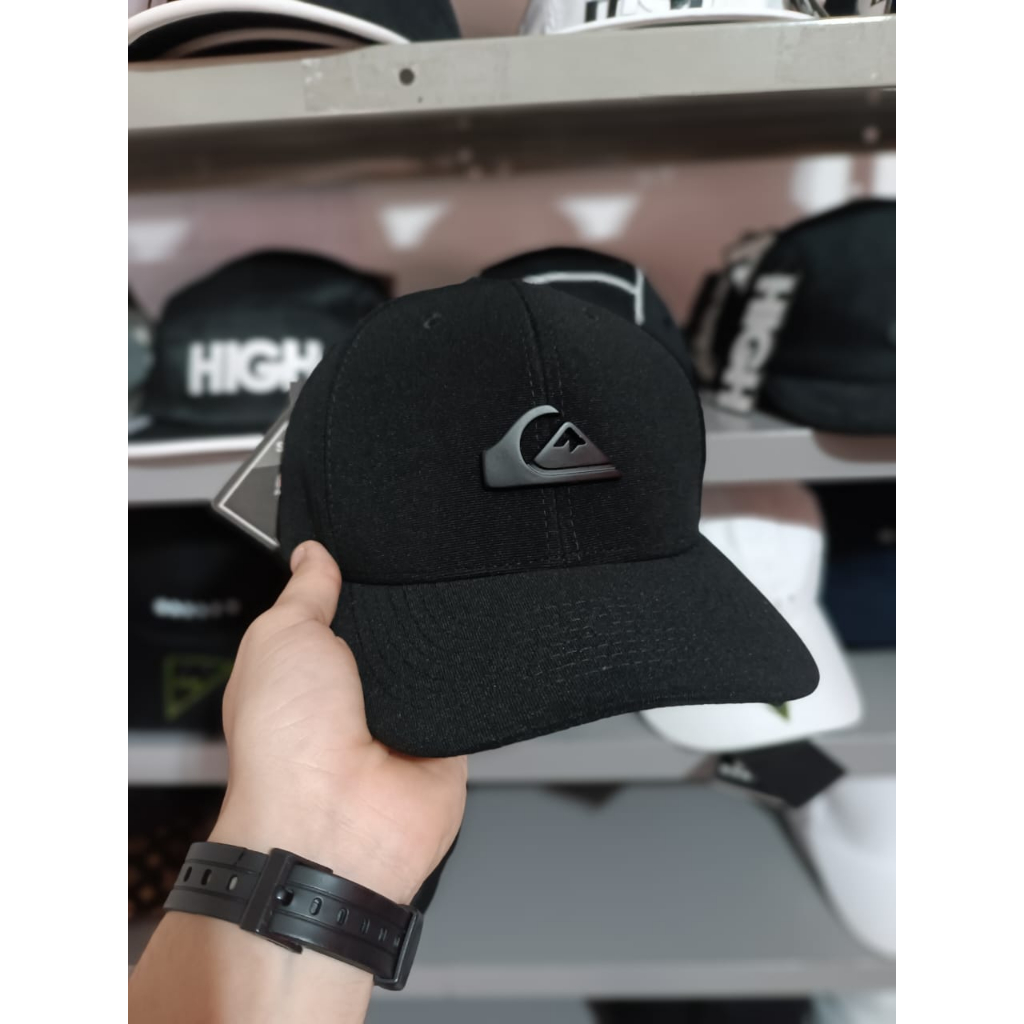 Boné Quiksilver Letreiro Aba Curva Flexfit Cor Preto Com Símbolo Preto