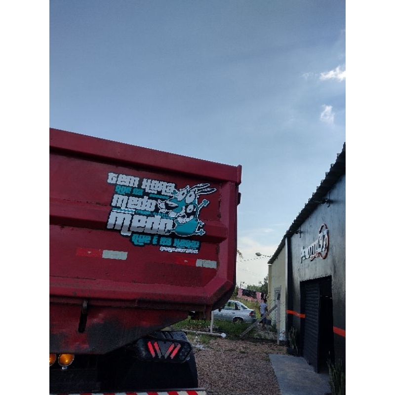 Adesivo grande Tem hora que dá medo 60x60 para baú, caçamba, Fiorino