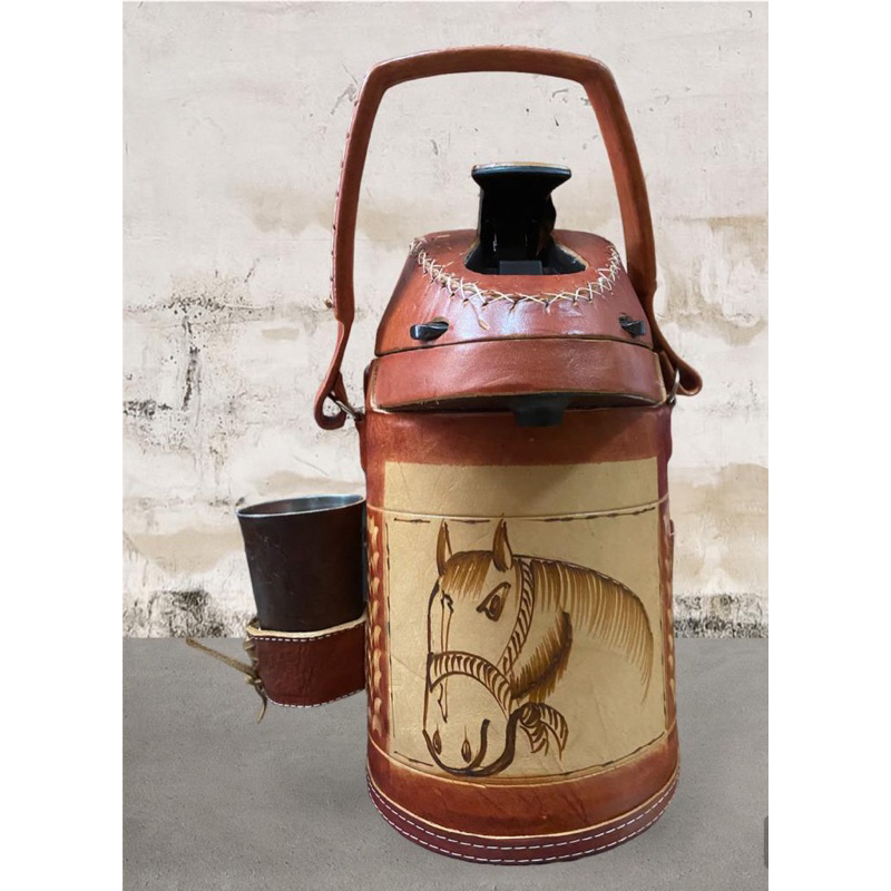 garrafa térmica inox toda revestida em couro legítimo +copo +bomba de tereré +nome