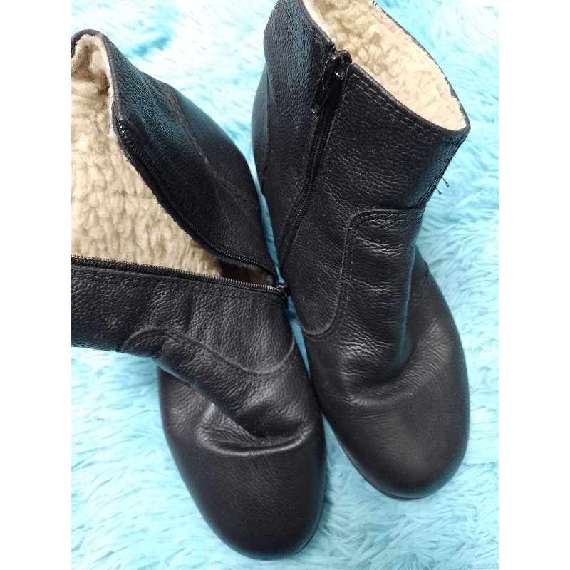 Botas com pelego sales por dentro