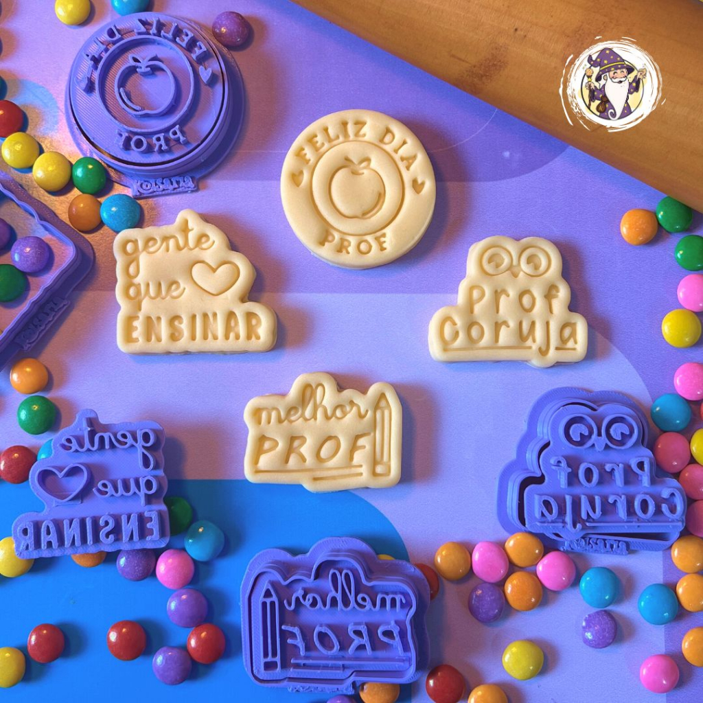 Kit Cortadores de Biscoitos com Estampas - Dia dos Professores Mod. 02 - Linha Premium - Koisaria