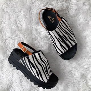 Sandália Tamanco Papete Zebra Feminina de Amarração Fecho Birken  Spikes Novidade