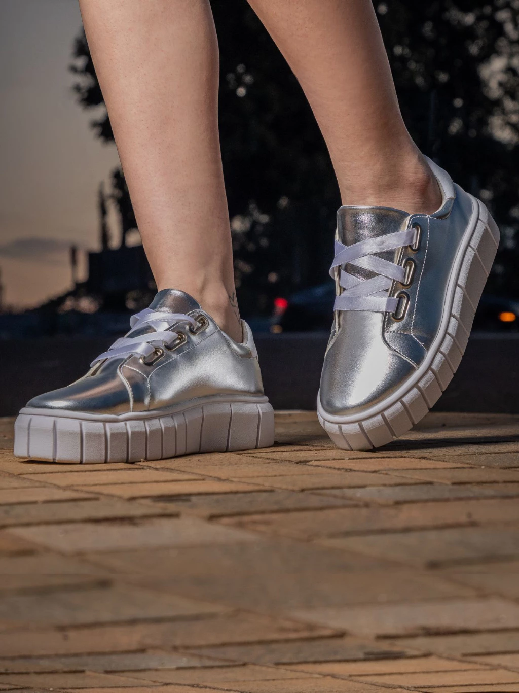 Tênis Feminino Casual Gliter Brilhante Com Amarração em Cetim Lançamento