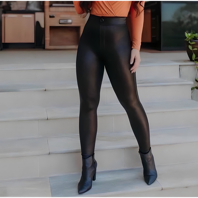 Calça Disco Hot Pants Cirrê Encorpada Detalhe Em Botão Preto Cintura Alta Moda Feminina Tendência 2021.