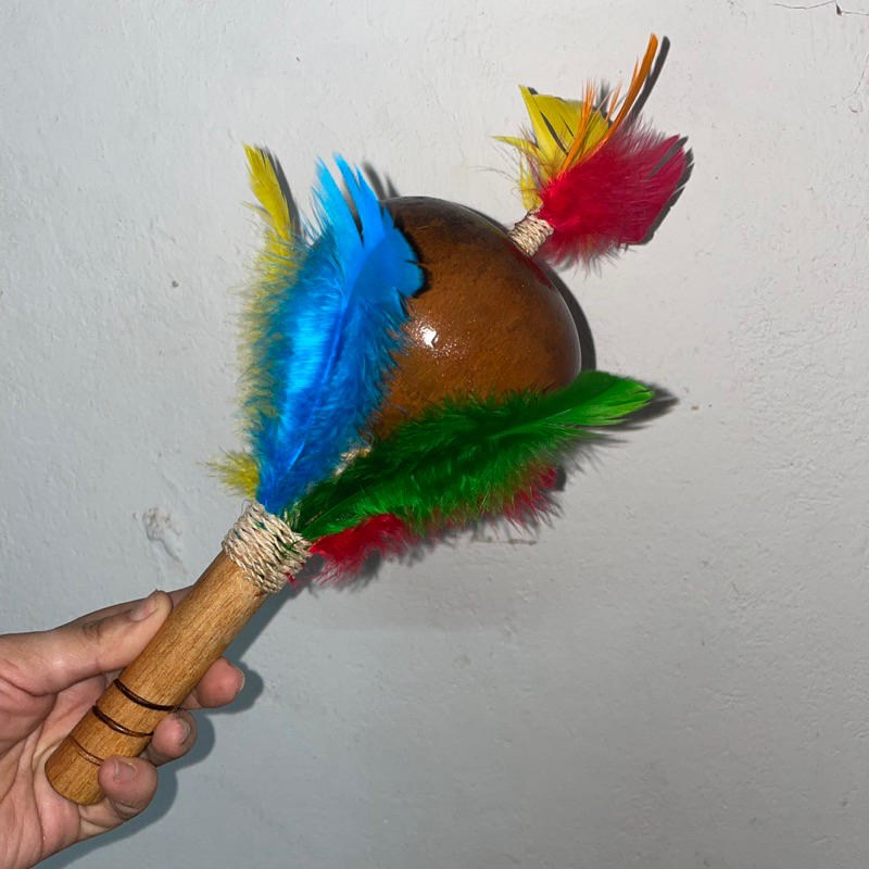 Maraca Artesanal com penas Instrumento Indigena com cabaça | Shopee Brasil