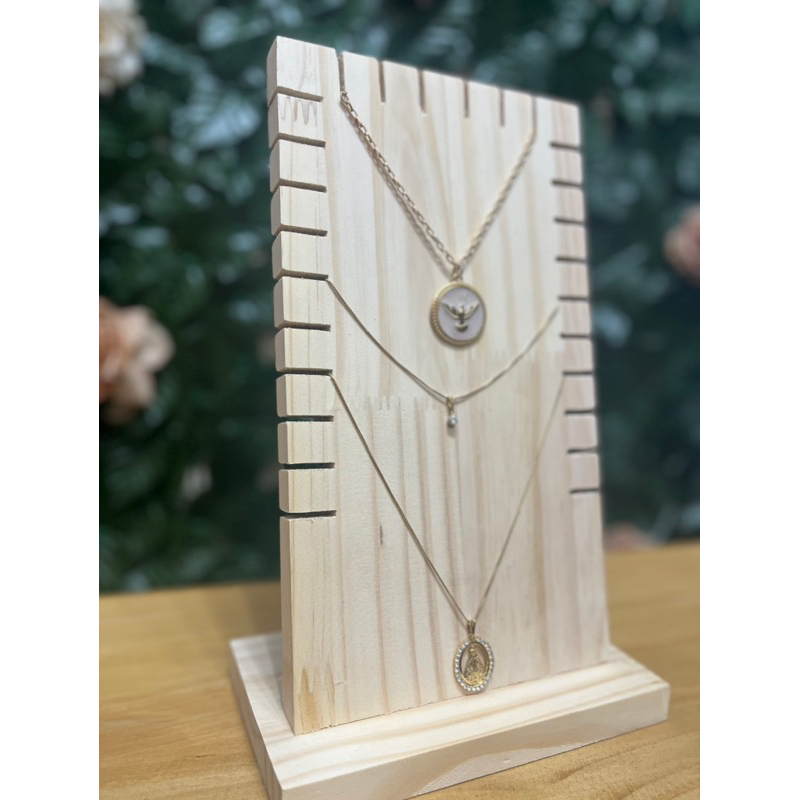 Expositor de maderia para mostruário de colares.