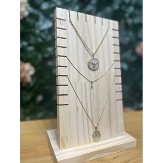 Expositor de maderia para mostruário de colares.