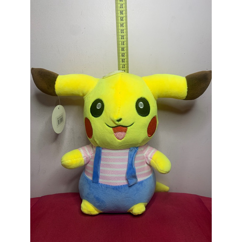 Boneco Detetive Pikachu Pelúcia 28cm Brinquedo Pokemon 467
