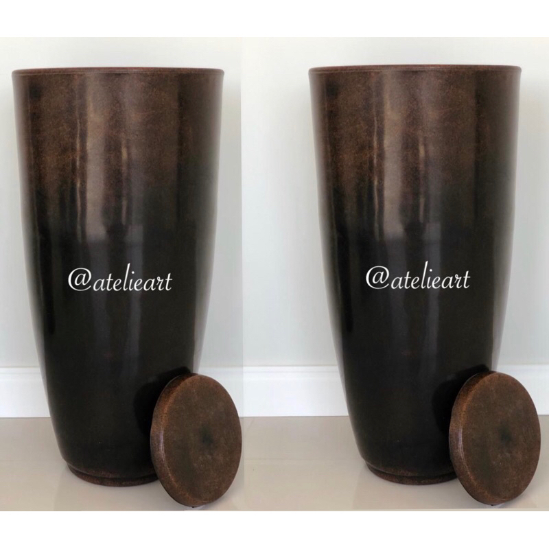 Kit c/ 2 Vasos Modernos em Polietileno Ibiza Coluna Redonda P com prato para Decoração Jardim Sala Escritório Varanda 50x30x18