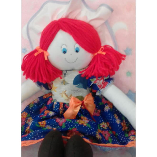 Linda boneca havaiana com cabelo azul e roupa colorida de