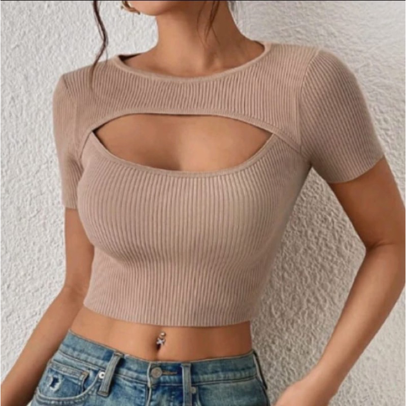 Cropped Feminino de Manga e Decote Vazado