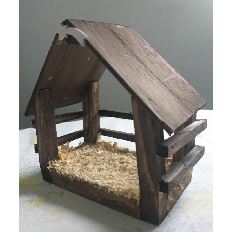 Casinha de madeira Pinus 17x17cm para presépio de Natal