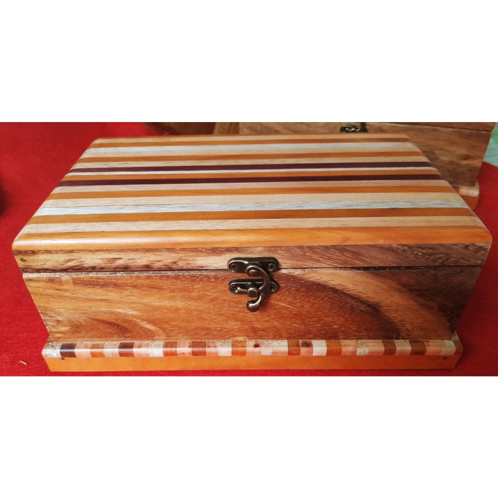 Caixa de madeira Maciça com Marchetaria. Fecho de Metal e suporte para tampa. Multiuso, decoração e porta treco
