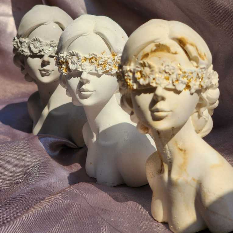 Mulher com flores no rosto decoração Menina Estatua Escultura 9,5cm