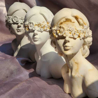 Mulher com flores no rosto decoração Menina Estatua Escultura 9,5cm