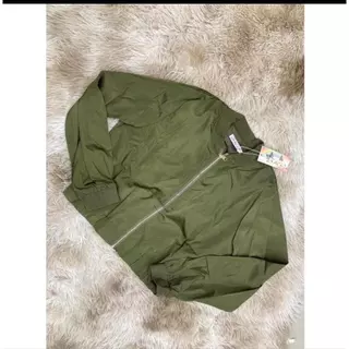Corta vento verde militar com zíper dourado TAMANHO G/ Blusa de frio/Jaqueta/Casaco de inverno/ Moda feminina