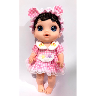 Roupas de menina. roupas de bebê. boneca de papel de personagem feminina de  desenho animado com conjunto de roupas casuais