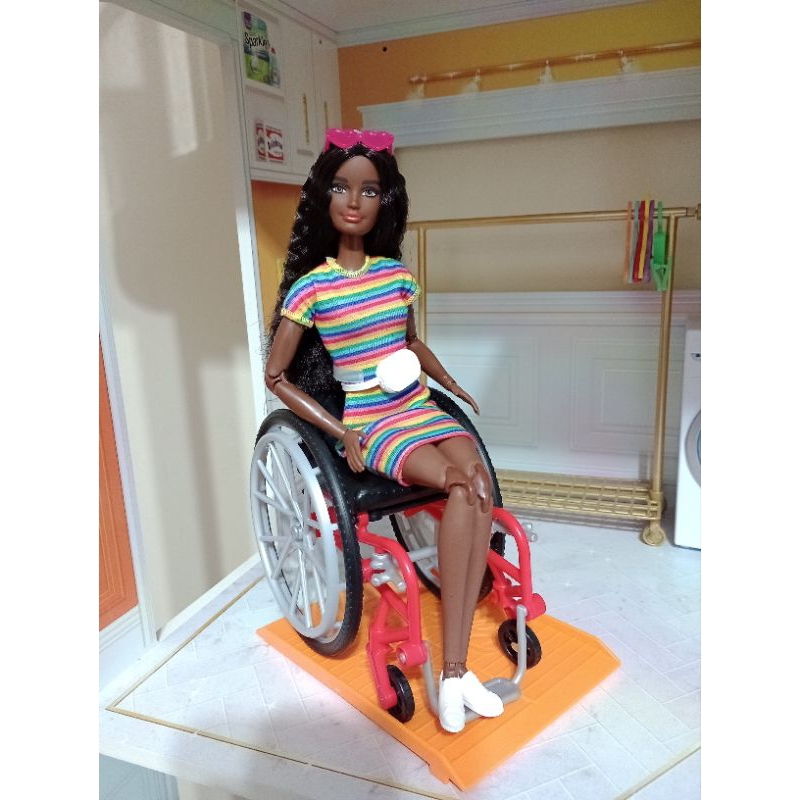 Boneca Barbie Original Negra Cadeirante C/ Cadeira De Rodas