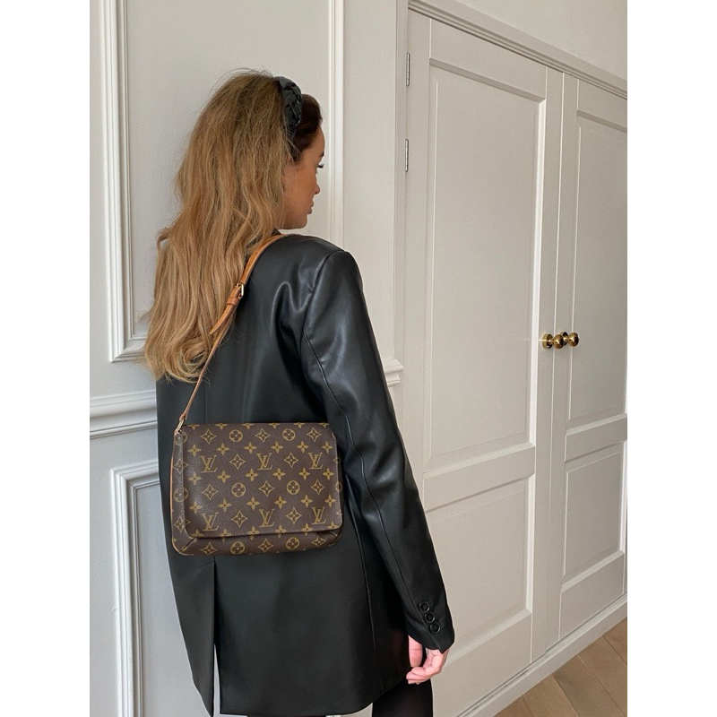 D'Vita Importados - Bolsa saco Louis Vuitton primeira linha Importada  100%couro - 599,00 . . . . . . . . . . #louisvuitton #bolsas  #bolsasfemininas #importados