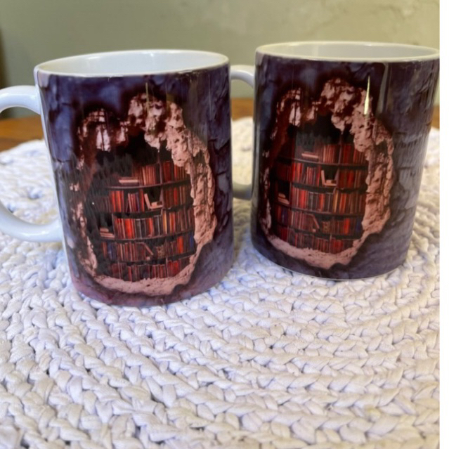 Caneca Copo de Porcelana Cerâmica Personalizada ilusão de ótica efeito 3D Livros Através da Parede