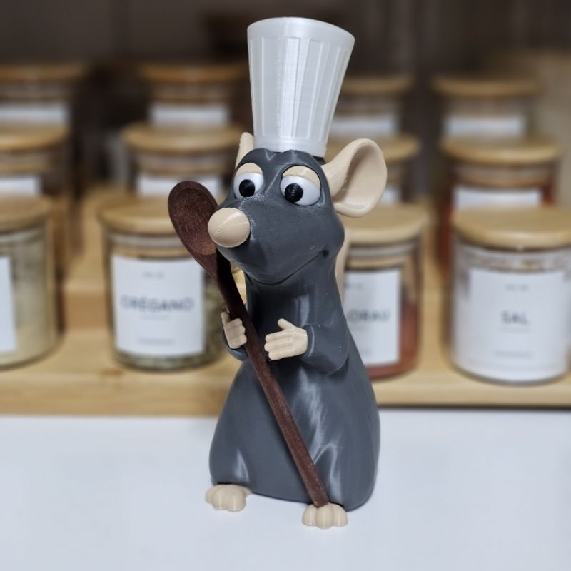 Porta Talher Ratatouille: Remy Segurando Talher (Acompanha mini colher de madeira) Decoração Divertida Para Cozinha Personagem Disney