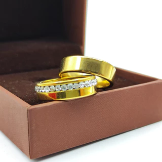 Par de Alianças Casamento Retas 6mm Cravejadas com Zircônias Luxo Delicada Banhadas a Ouro 18k
