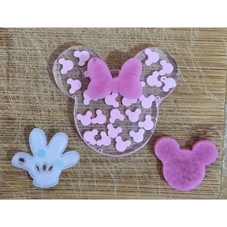 Chaveiro de Resina Epóxi Minnie ou Mickey Personalizado e com 2 pingentes.