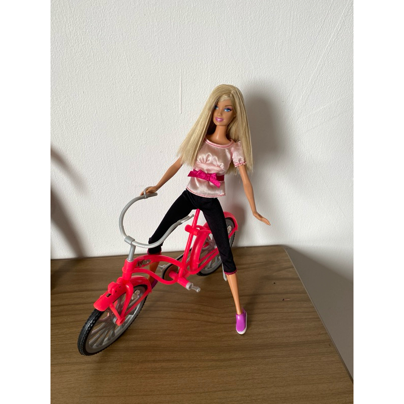 Boneca Barbie Ciclista Articulada Com Patins Bicicleta