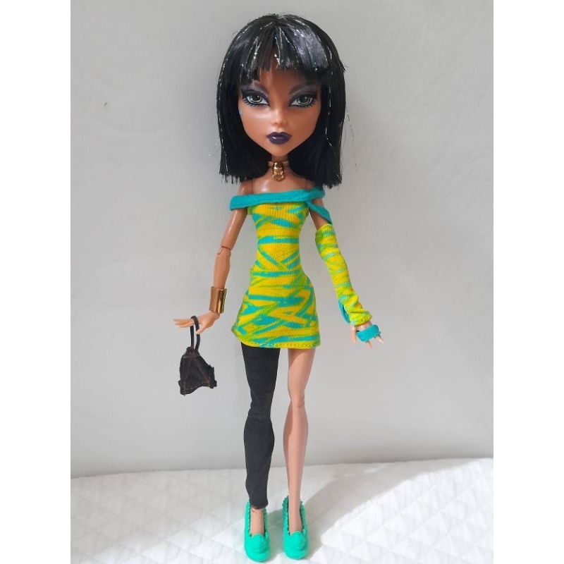 Boneca Monster High Cleo De Nile Cabelos Mechas Azuis Cachorro de Estimação  e Acessórios HHK54 Mattel