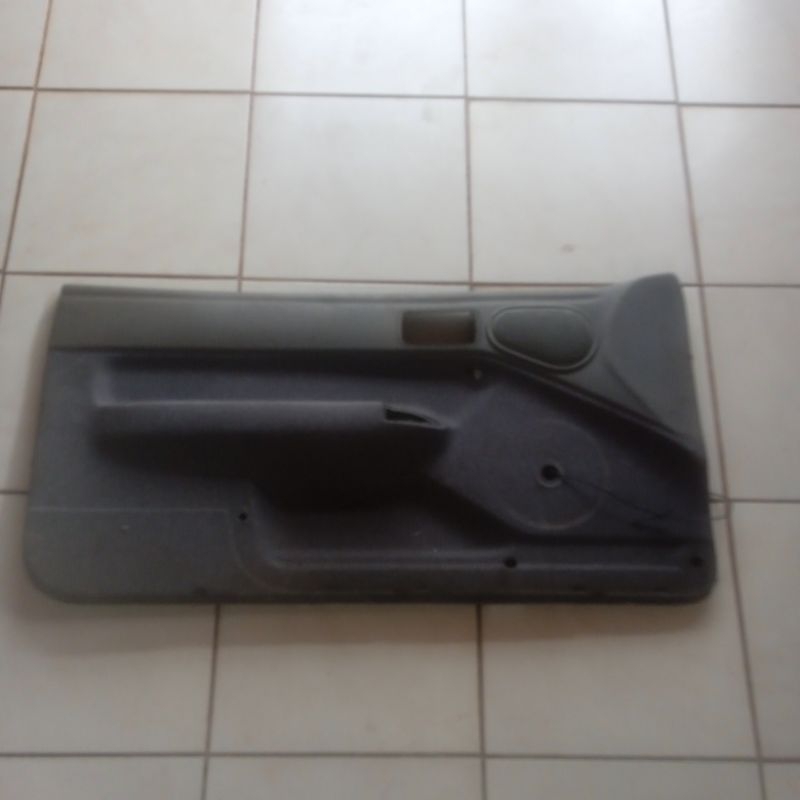 Forro da porta dianteira esquerda Ford Escort 1993/1996.