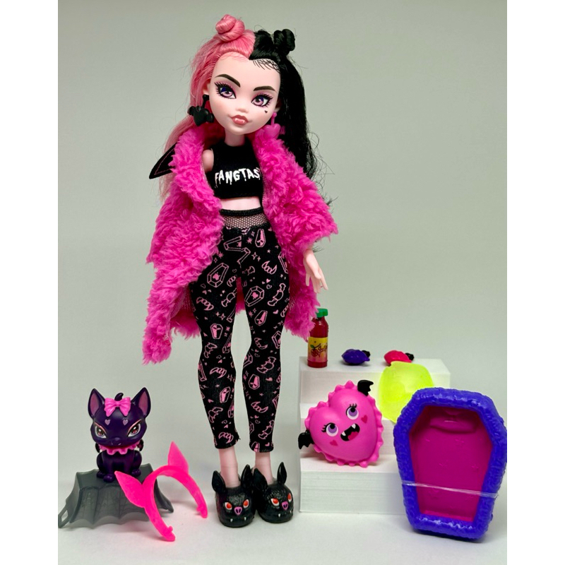 Boneca Monster High Clawdeen Wolf Cabelo Rosa Cachorro de Estimação e  Acessórios HHK52 Mattel