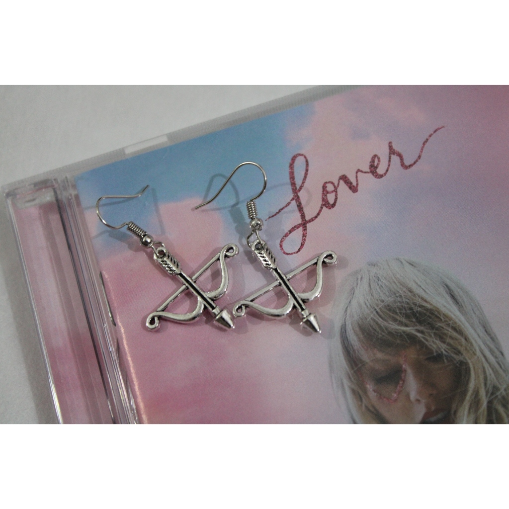 Par de brincos the archer taylor swift shopee brasil