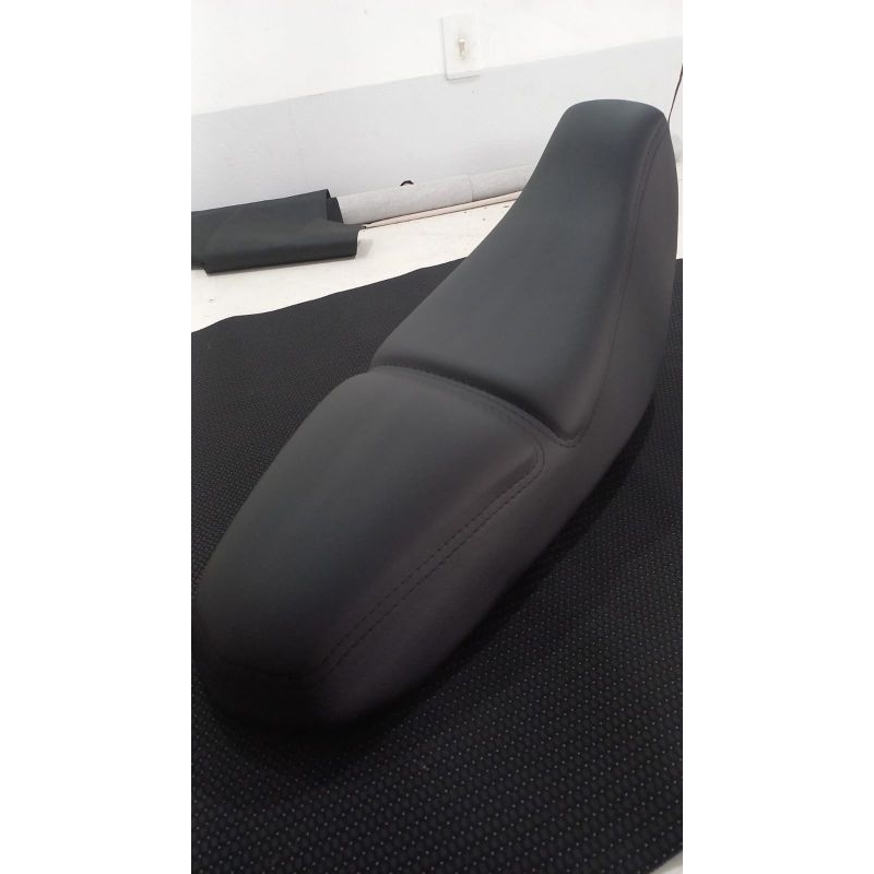 Capa confort com espuma de 3 cm acoplada para banco de moto vários modelos Richard Estofados