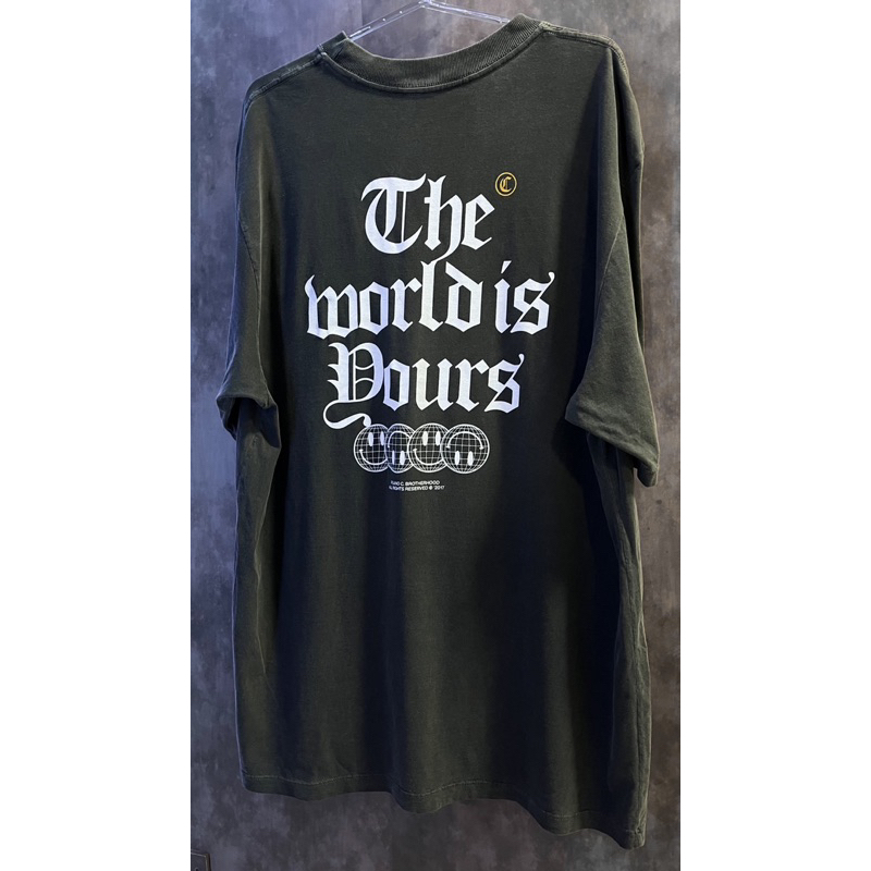 Camiseta Oversized Plano C Original Estonada “The World Is Yours”