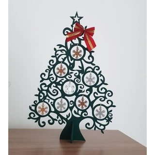 Árvore de Natal em MDF com base - enfeitada!