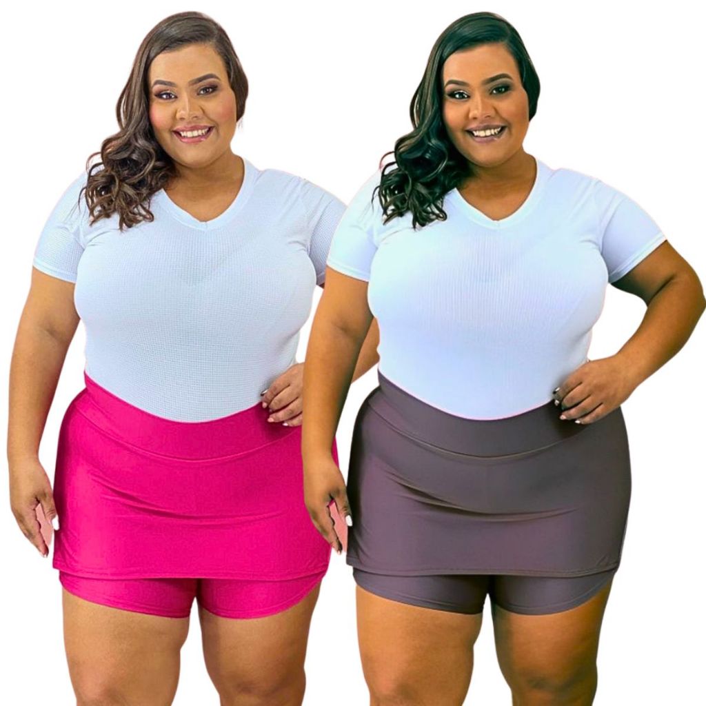 Abraçando com confiança suas curvas, uma mulher plus size usa