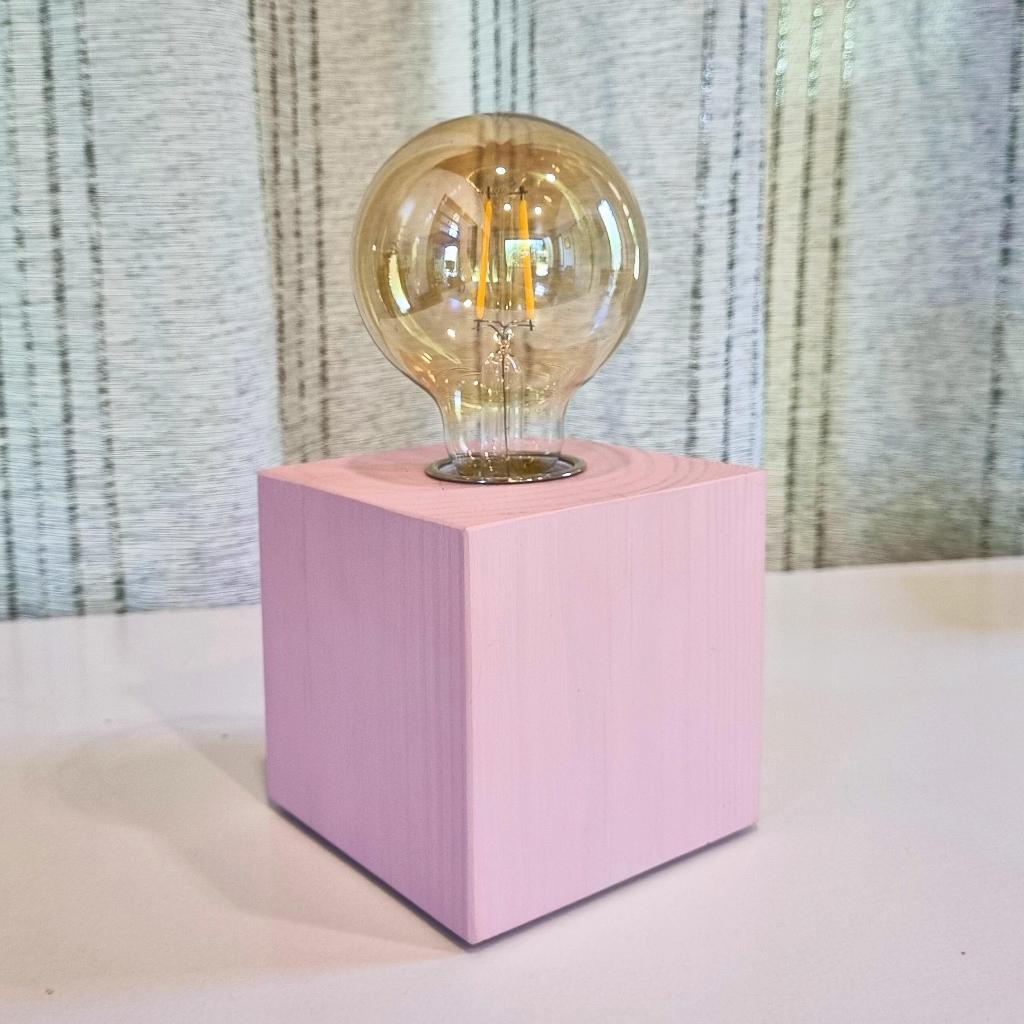 Luminária abajur de mesa cubo cor rosa em madeira natural 10cm