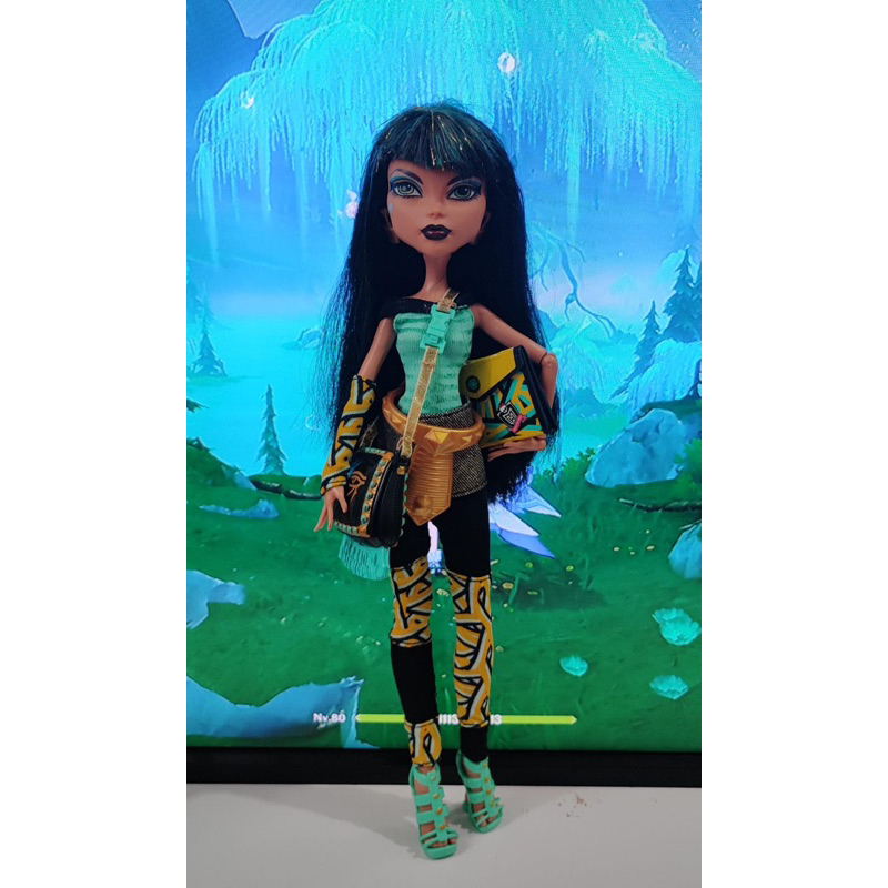 Boneca Monster High Cleo De Nile Cabelos Mechas Azuis Cachorro de Estimação  e Acessórios HHK54 Mattel