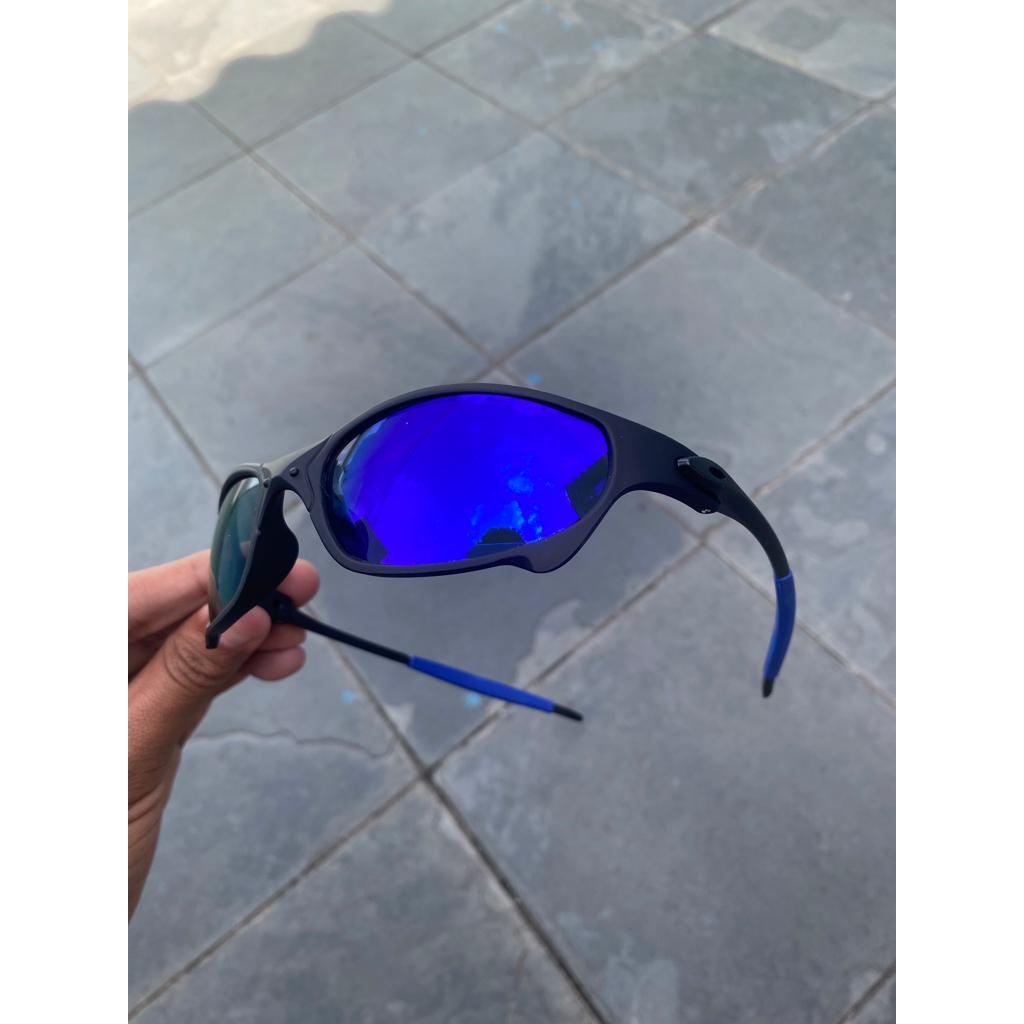 Óculos Juliet com armação metálica na cor preta e lentes polarizadas Uv400  na cor azul escuro.