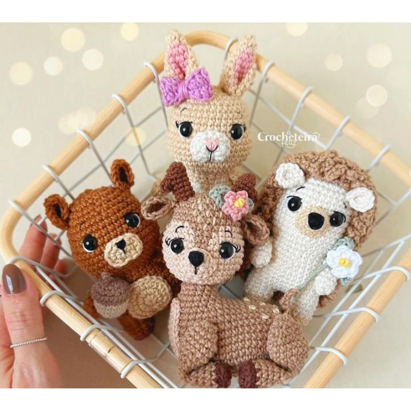 Bosque feliz em crochê amigurumi guaxinim raposa coelho porco espinho cervo e esquilo