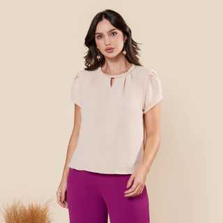 Blusa feminina lisa manga curta tecido crepe duna com detalhes na gola
