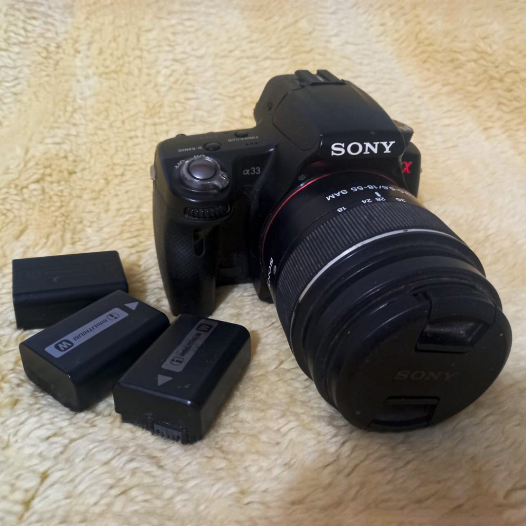 Camera sony dslr alpha 33 com lente 18-55mm - slt-a55v digital ( com defeito )