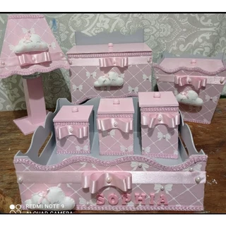 Adorável e Delicado: Kit Higiene Bebê 8 peças Tema Nuvem Nome Bebe Decoraçao Quarto Bebe Farmacinha Porta Retrato