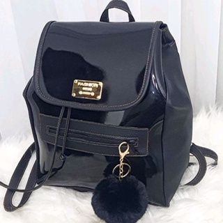 Mochila Feminina Preta Bolsa de Costa em Verniz Faculdade Trabalho Passeio Acompanha Chaveiro de Pompom