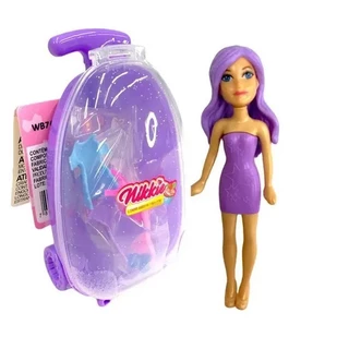 BONECA NIKKIE COM MALETINHA E ACESSÓRIOS