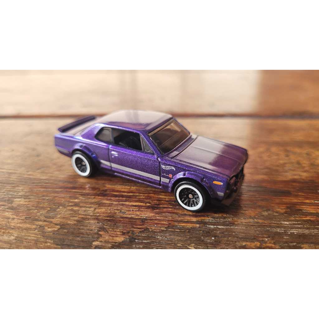 Hot Wheels - Nissan Skyline HT 2000GT-X Roxo - Nissan 5-Pack 2023