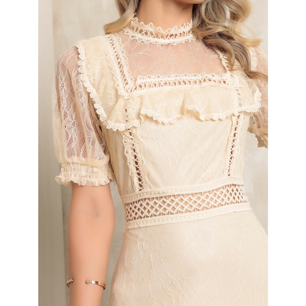 Vestido Longo Feminino Extravagante Charmoso - Tecido Em Renda E Forro / Marias E Babados E Elegantes Detalhes Em Transparência Pelo Corpo