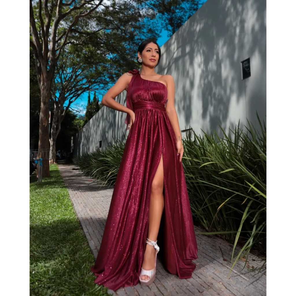 Vestindo Roberta de Lacinho no ombro para formatura ou casamento