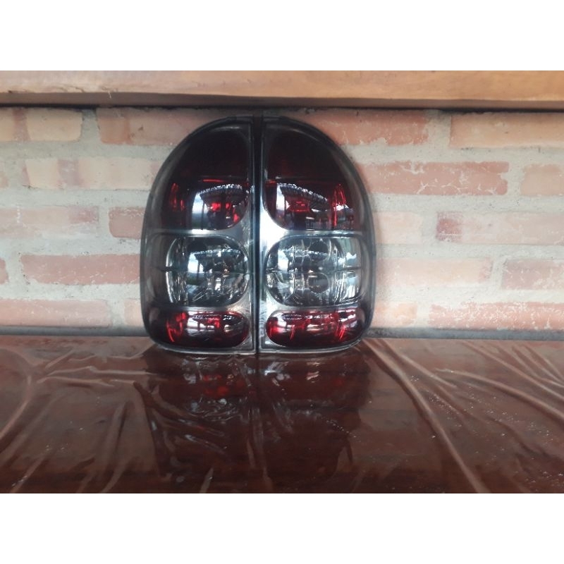 Lanterna traseira corsa hatch pickup e wagon rubi fumê