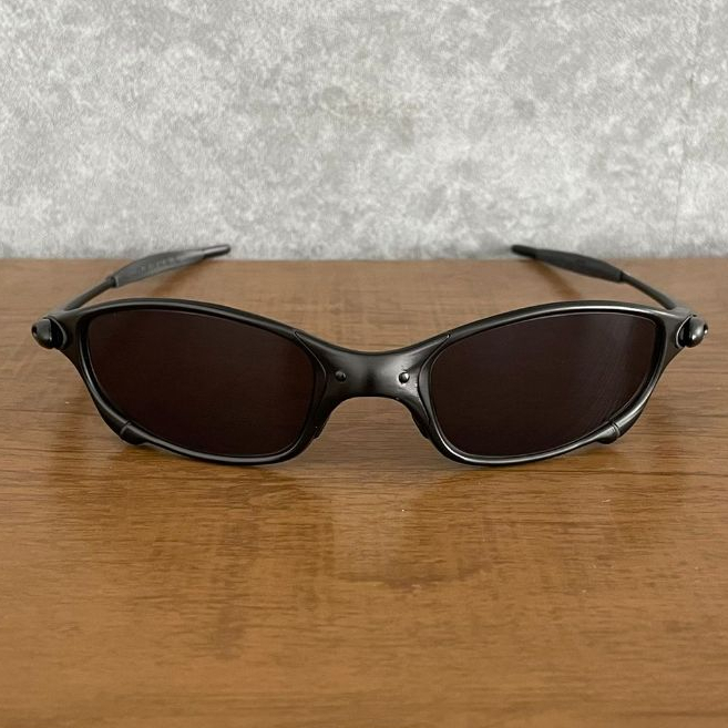 Óculos Juliet com armação metálica na cor grafite e lentes pretas  polarizadas Uv400 na cor preta.